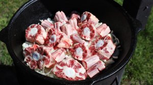 Вкусное горячее с говяжьими хвостами в казане на костре
