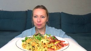 Мукбанг макароны цветные, колбаса с кабачком ,салат. Еда на камеру.