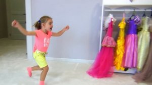 Алиса и Яна как невидимки играют в прятки с Папой