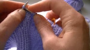 Вяжем шапку узором соты