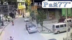 Гигантский камень чудом не расплющил скутеристов