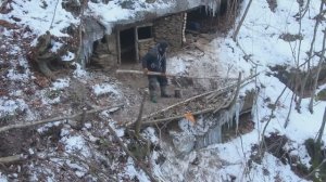 Мужчина СТРОИТ потаиное убежище под скалои зимои