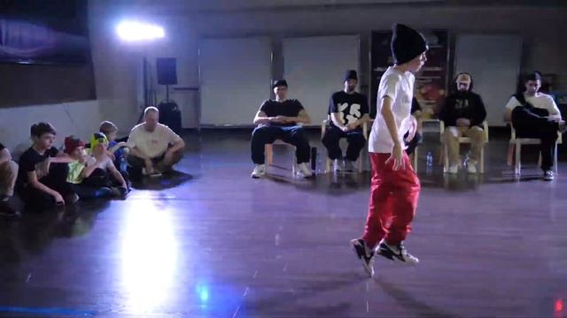 до 13 лет bboy Air Knight vs Чегевара - "ALL OPTION" break dance battle смотреть онлайн