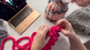 Вяжем шапку из толстой пряжи за 15 минут