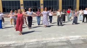 Движения танца  для праздника Женщины в красных плать?