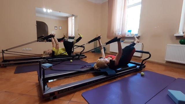 Тренировка на реформерах. Комплекс упражнений. Пилатес на большом оборудовании.