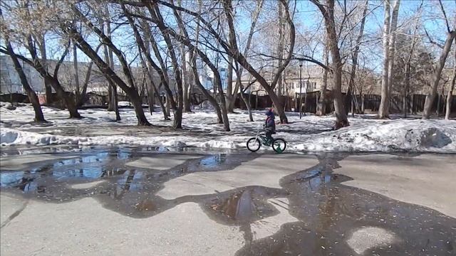 Челлендж на велосипедах Ванька и Милана, кто быстрей? смотреть онлайн