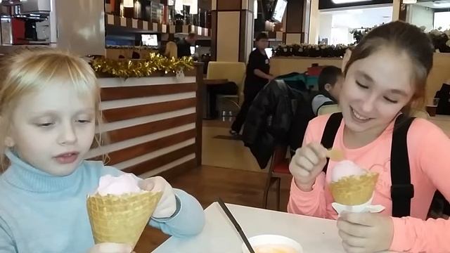 Маленькие Киндары кушают мороженное в ДАФИ Харьков смотреть онлайн