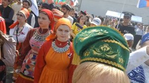 День России. прогулка по кремлю в национальных костюм?