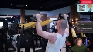 T2X2 СМОТРИТ Тик ток девочки ультуют по максимуму :( | SHAPKA