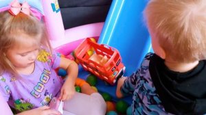 Эльвира и братик СДЕЛАЛИ ПЛОЩАДКУ В ДОМЕ