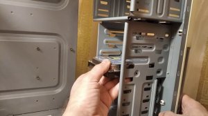 Как крепится HDD в корпусе