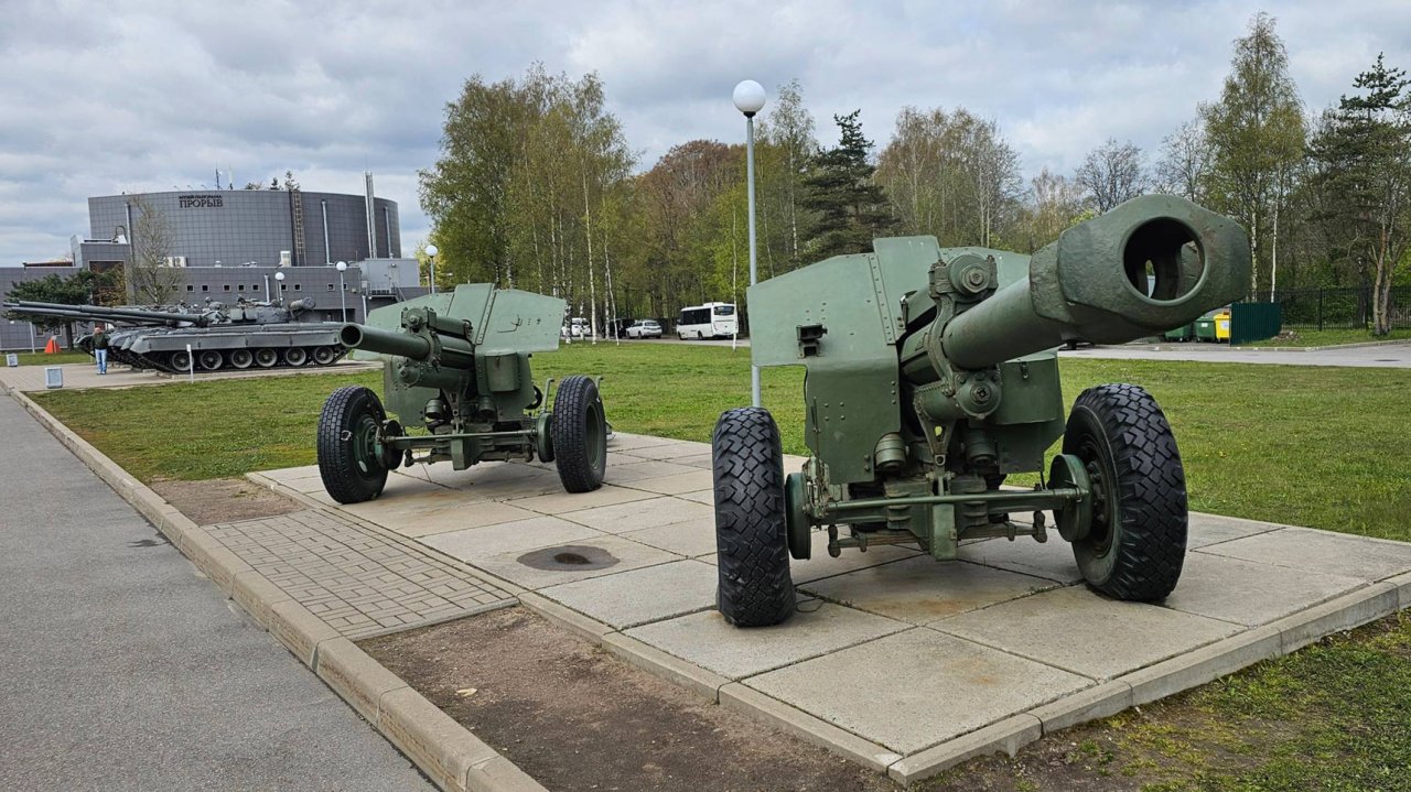 Гаубицы М-30 и Д-1 послевоенной модернизации, музей-панорама "Прорыв"