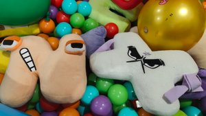 играем в детском сухом бассейне в мягкие игрушки буквы для детей алфавит лор, alphabet lore