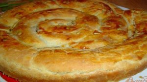 Пирог из слоеного теста с начинкой ассорти