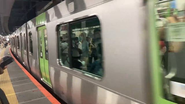 24.09.2023 года.Прибытие электрички линии Яманоте на станцию Сибуя. смотреть онлайн