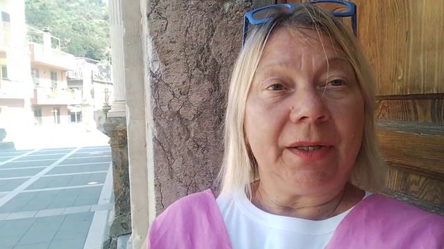 КРАСИВО НАРЯДИЛАСЬ, НО РАЗГОВОР ЖЁСТКИЙ ПОЛУЧИТСЯ.