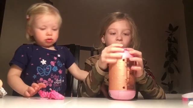 СМЕШНОЕ ВИДЕО! МАЛЫШКА ОТКРЫВАЕТ ЛОЛ! смотреть онлайн