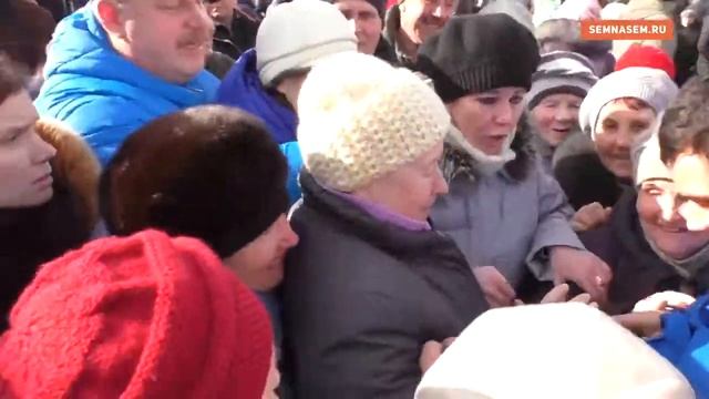 русские устроили давку за бесплатные ручки, футболки ? смотреть онлайн