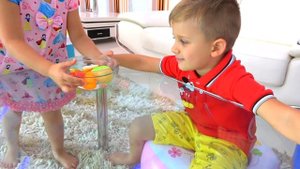 Рома и Диана Рома и Диана играют с игрушечной кухней