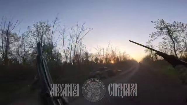 Во время движения попали под удар вражеского FPV дрона. смотреть онлайн