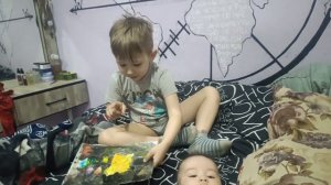 Марк Эммануэль рассказывает младшему братика про сво?