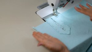 Как сделать разрез со шнуровкой на футболке?