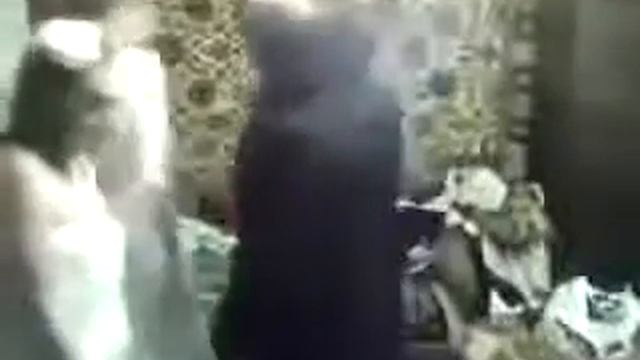 Мать пришла, что вообще там происходит? Сын в свадебно? смотреть онлайн