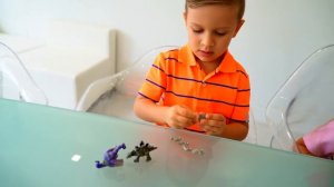 Рома и Диана Рома и Диана открывают Игрушки Fizz'n Surprise