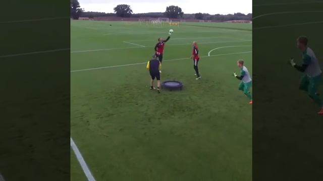 Как тренируются голкиперы 'Норвича' смотреть онлайн