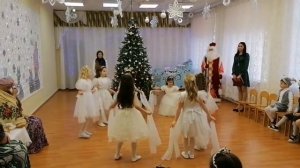 Танец снежинок с шарфами