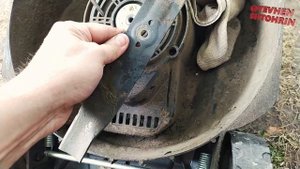Знімаємо ніж з газонокосарки Grunhelm EM-6118B (чи повинен там бути лак?)