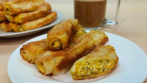 Рулетики из лаваша с сыром и яйцом на завтрак