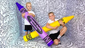 Влад и Ники кормят животных в зоопарке. Веселое видео для детей.