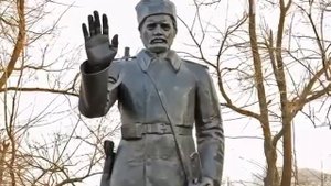 Монументы оживают От героев былых времен