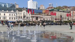 Море, катера, фонтан, тюльпаны . Владивосток