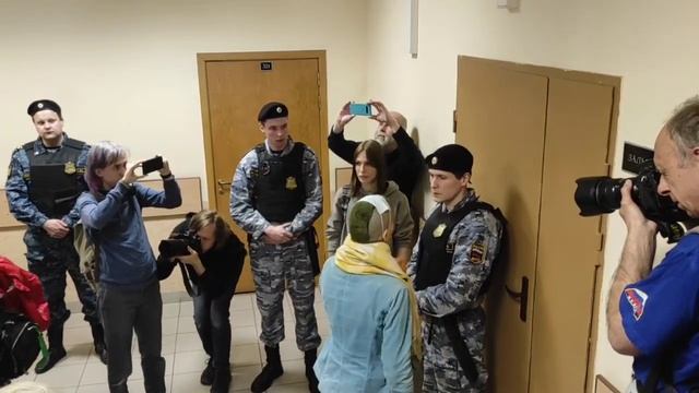 2. Пристав оттолкнул, стремясь закрыть проход. Немотивированно. 2 ракурс. смотреть онлайн