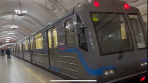 Отправление парадного поезда Точка Шесть со станции Октябрьская