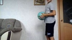 Обучение на трюк  как снимать футболку  и одевать футб?