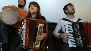 Красиво поет на гармошке даргинская женщина - 2021