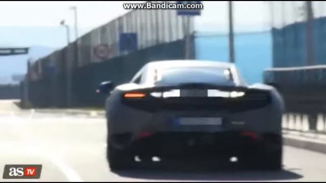 Криштиану прибыл на тренировку на своем роскошном автомобиле McLaren MP4