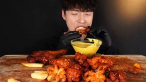 ФАНАТ BTS ЕСТ СОЧНОЕ КУРИНОЕ БЕДРЫШКО И МАКАЕТ В СЫРНЫЙ СОУС: КОРЕЙСКИЙ МУКБАНГ ASMR