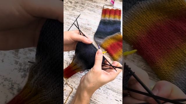 Простой способ связать пятку в носках смотреть онлайн