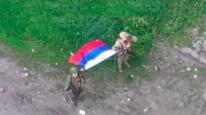 Российские бойцы подняли флаги РФ в селе Богатырь в ДНР: видео