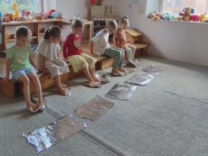 Катаем ногами шарики из фольги