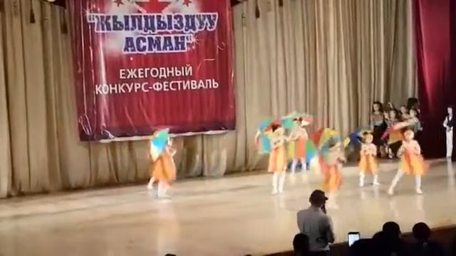 Сабина танцует под зонтом. смотреть онлайн