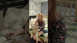 Тройняшки переодеваются в пижамы.