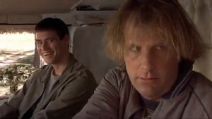 Тупой и ещё тупее, фрагмент с пивом в машине.