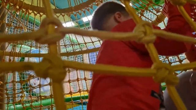 На детской площадке ребенок играет с паровозом и локо? смотреть онлайн