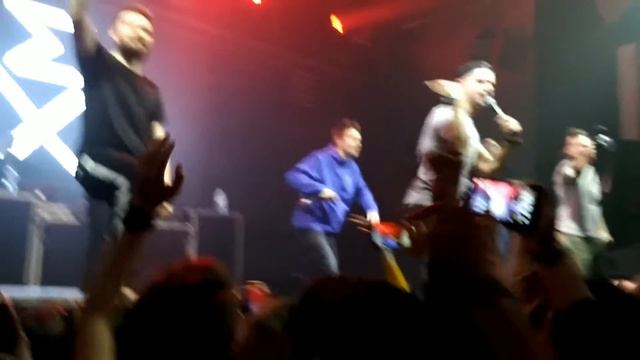 Группа ХЛЕБ в Хабаровске с фанатом на сцене смотреть онлайн